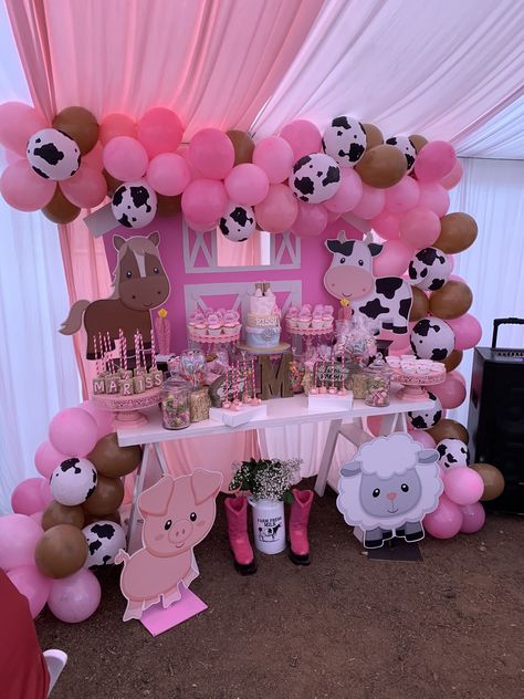 Rodeo Birthday Parties, Cow Birthday Parties, 2nd Birthday Party For Girl, Barnyard Birthday Party, Deco Ballon, Farm Theme Birthday, Idee Babyshower, Farm Themed Birthday Party, Farm Animals Birthday Party