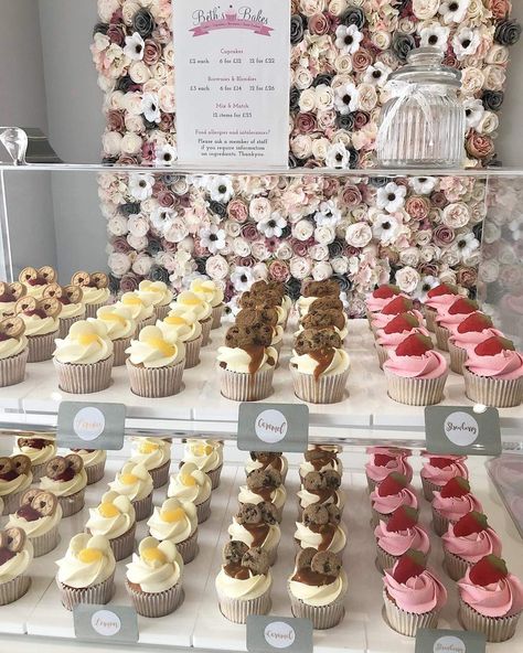 Bake Sale Displays, Cookie Strawberry, Lemon White Chocolate, Cherry Muffins, Cake Displays, Cake Stall, Bakery Shop Design, Cupcake Queen, Cupcake Cake Designs