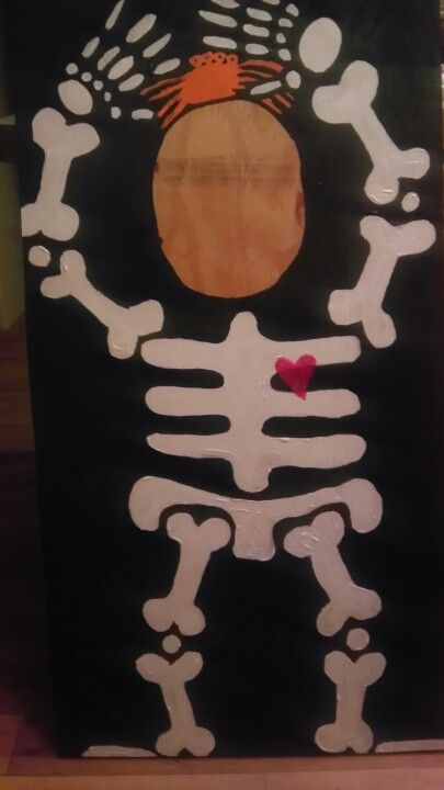 Photo board for Halloween carnival. Ply wood with face cut out, easy skeleton drawing. Paint. Lots of funny pictures will be taken with this prop. Halloween Picture Face Cutouts, Halloween Face In Hole Board, Halloween Face Cutout Board, Halloween Photo Cutout Board, Face Cutout Photo Prop, Easy Skeleton Drawing, Prop Idea, Halloween Carnival Games, Halloween Disco