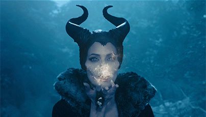 Jolie wore several different versions of the horns throughout the movie because she could have broken her neck with the heaviest version of the horns. Maleficent Powers, Disney Kiss, Maleficent 2014, Maleficent Horns, Maleficent Movie, Angelina Jolie Maleficent, Disney Maleficent, Disney Live Action, Entertainment Weekly