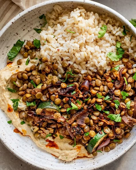 Quick Sautéed Lentil Bowl with Hummus and Chili Oil – Plant Based RD Lentil Bowl, Desserts Summer, Plats Healthy, Lentil Recipes, Dinner Meals, Chili Oil, Tempeh, Meatless Meals, Oil Plant