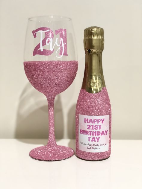 Personalised special burthdat glass with personalised wine nottle - all glittered of course Glitter Champagne Bottle Diy, Customised Wine Bottles, 21st Birthday Glass, Diy Drink Gifts, 21st Birthday Diy, 21 Birthday Wine Glass, Glitter Wine Bottles, Glass Crafts Diy, 21st Bday Ideas