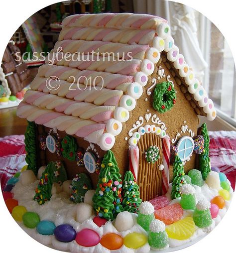 Gingerbread House - the back of this house pinned here also. Jul Kaka, Ginger Bread House Diy, Gingerbread House Parties, Gingerbread House Designs, Gingerbread Party, Gingerbread Diy, Cookie House, Gingerbread House Decorations, Christmas Traditions Family