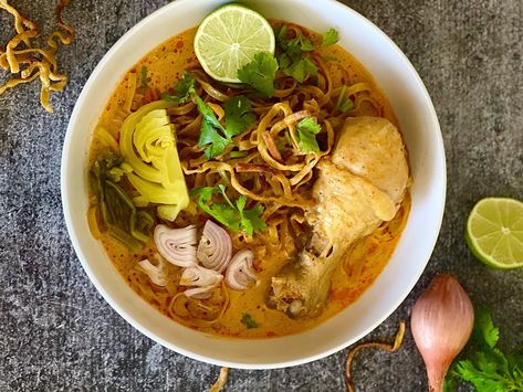 Khao Soi Recipe, Thai Chicken Noodle Soup, Curry Ideas, Sticky Rice Thai, Panang Curry Paste, Thai Chicken Noodles, Agar Agar Jelly, Soup Curry, Crispy Noodles