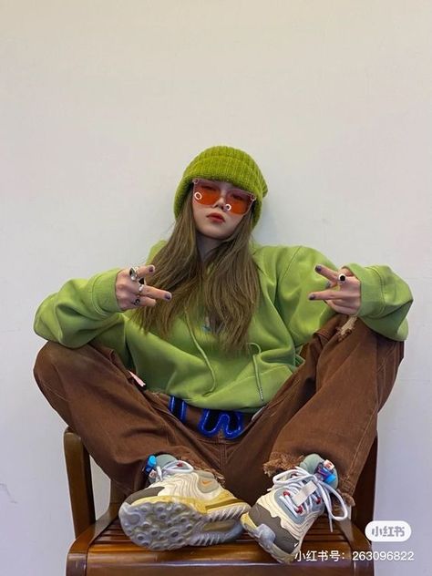 Colorful Streetwear, Mode Harajuku, Tomboy Style Outfits, Tomboy Fashion, 가을 패션, Looks Style, Mode Inspiration, Teen Fashion Outfits, Fashion Poses