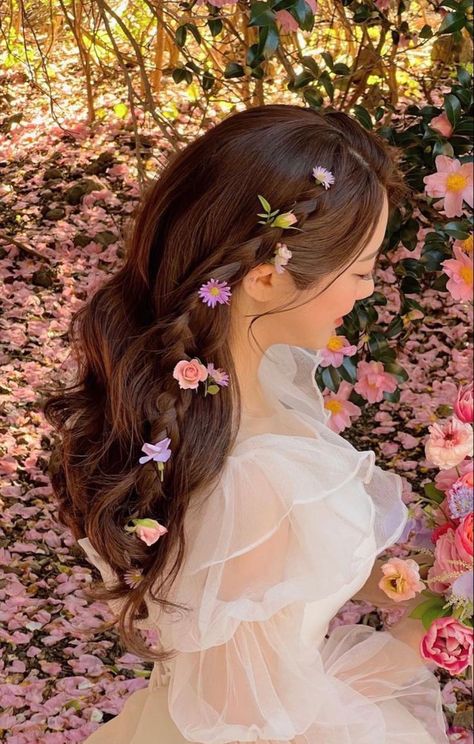 Butterfly Waves Hair, Hair With Flowers Aesthetic, Princess Hair Aesthetic, Prom Hairstyles With Flowers, Enchanted Forest Hairstyles, Hair With Flowers In It, Flower In Hair Aesthetic, Flowers In Hair Aesthetic, Princess Hairstyles Aesthetic