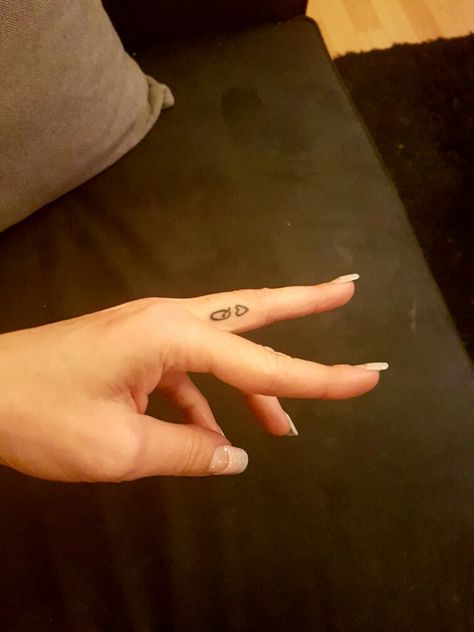 Queen Of Hearts Tattoo Finger, Queen Of Hearts Tattoo, Tattoo Finger, Hearts Tattoo, Swag Girl Style, Simplistic Tattoos, Girl Swag, Queen Of Hearts, Heart Tattoo