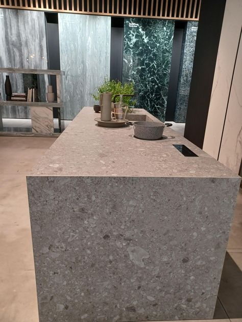 Marazzi Stone Look Ceppo di Gré keukeneiland met invisakook inductiekookplaat. #keukeninspiratie #keukeneiland #keukenblad Kitchen Countertops, Countertops, Flooring, Van, Stone, Home Decor, Home Décor