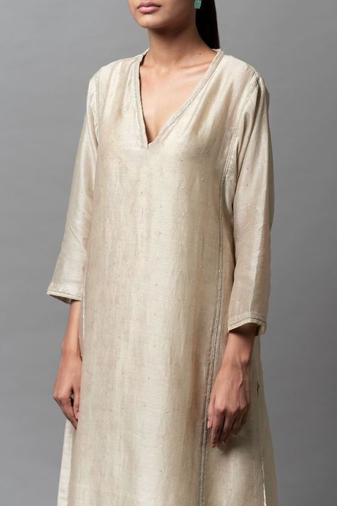 White Silk Kurta Women, Banarasi Fabric Kurti Design, Offwhite Kurti Design, Offwhite Kurta Women, Chicken Design Kurti, Plain Silk Kurta Designs Women Classy, Silk Kurta Designs Women Classy, Silk Kurta Designs, Simple Kurta Designs