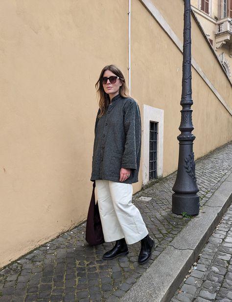 A woman stands on a cobbled street with a lampost behind her. She wears sunglasses, a quilted grey jacket, white barrel-leg trousers and black boots. White Trousers Outfit, Black Dr Martens Boots, Trousers Outfit, Outfit For Fall, Outfit Inspiration Women, Black Dr Martens, Trouser Outfit, Studio Nicholson, Grey Quilt