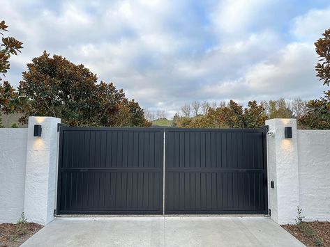 Tongue and groove Aluminum double swing gates #comunello bearing hinges @gateandgardennz Double Gate Ideas, Double Gate Design, Fence Gate Ideas, Sliding Gate Motor, Aluminum Driveway Gates, Contemporary Gates, Diy Gate, Steel Gates, Black Gate