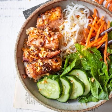 Vermicelli Bowl, Vermicelli Recipe, Meal Bowls, Cooking Therapy, Noodles Salad, Vermicelli Recipes, Bowls Recipes, Bowl Meals, Salmon Rice