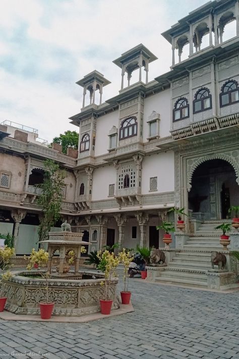 Haveli Design Houses, Haveli Architecture, Haveli Design, Rajasthani Architecture, India Places, Heritage Architecture, Heritage Building, Indian Bedroom Decor, India Architecture