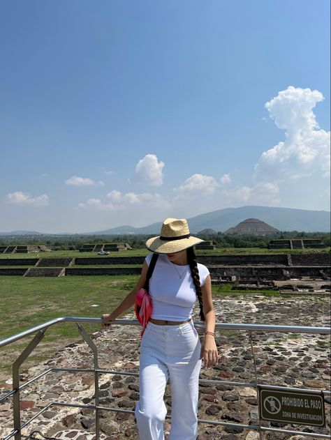 #pyramids #teotihuacan #fashion #inspo #mexico #travel #travelinspo #travelpics #picture Teotihuacan Outfit, Mexico Picture Ideas, Mexico Pictures, Vacation Fits, Cute Beach Outfits, City Outfit, Outfits For Mexico, Pics Inspo, City Outfits