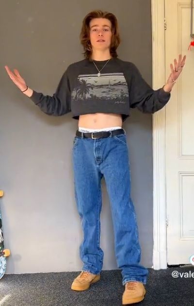 male crop top Crop Top Sweatpants Outfit, Men In Crop Tops, Male Crop Top Outfits, Crop Tops Men, Guys In Crop Tops, Guy In Crop Top, Crop Top And Sweatpants, Guys Outfits, Crop Top Men