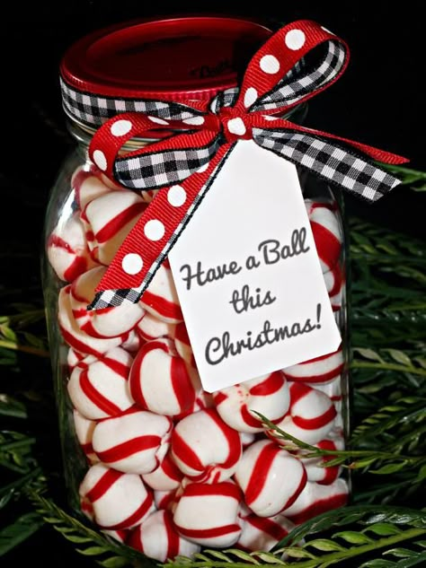 Christmas Gift Ideas in Mason Jars Christmas Gift Tags Printable, Christmas Mason Jars, Mason Jar Gifts, Christmas Jars, Navidad Diy, Neighbor Gifts, Jar Gifts, Homemade Christmas Gifts, Christmas Goodies