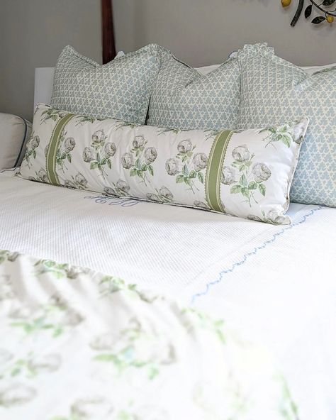 Elizabeth Wheaton on Instagram: “No such thing as too much Bowood! 😍 And yes, that's a footer to match! ♥️” Blue Green Bedrooms, Green And White Bedroom, Custom Tape, Green Duvet, Green Duvet Covers, Old Room, Big Girl Rooms, Bedroom Green, Master Bedding