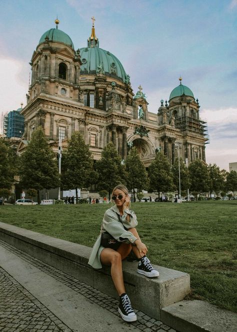 Berlin Trip Outfits, Berlin Travel Outfits, Berlin Photoshoot Ideas, Interailing Outfits, Amsterdam Ideas Photos, Vienna Photoshoot Ideas, Berlin Cool Places, Photo Ideas In Budapest, Berlin Photo Ideas Instagram