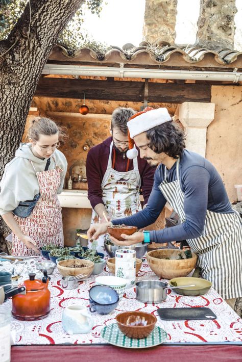 Garden Organization, Winter Event, Cranberry Sauce, Caesar Salad, Fresh Green, Croutons, Christmas Cooking, Base Foods, Vegetarian Dishes