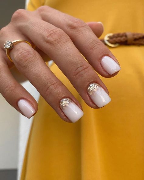 Cream And Gold Ombre Nails, Classy Ombre Nails With Design, Glitter Ombre Manicure, Glitter Ombre Short Nails, Ombre Nails With Art, Vegas Dip Nails, Ombre Nails Classy, White Glitter Ombre Nails, Nails Inspiration Ombre