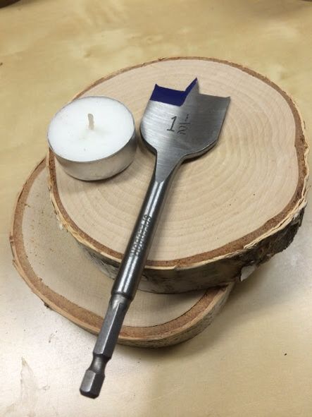 Awesome How To Make Wooden Candle Holders, Flameless Candles Decorating Ideas, Wood Slice Candle Holder, Diy Wood Candles, Wood Candle Holders Diy, Candle Holder Ideas, Diy Candle Stick Holder, Diy Wooden Candle, Tea Lights Centerpieces