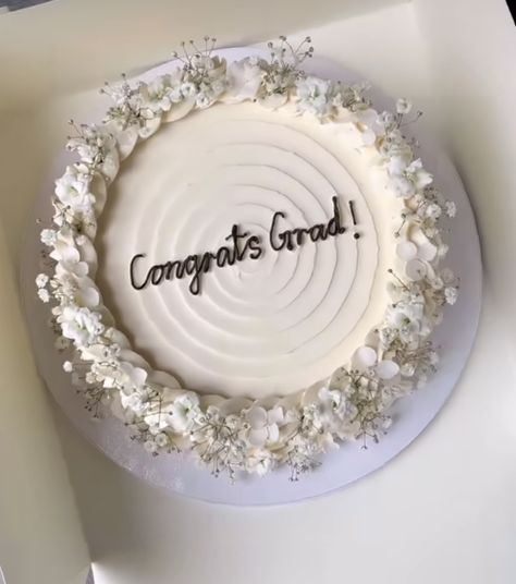 Graduation Cake High School, Grad Cake Aesthetic, Simple Grad Cake, Graduation Cake Aesthetic, Congrats Grad Cake, Simple Graduation Cakes, Grad Cake, Graduation Cake, Graduation Photoshoot