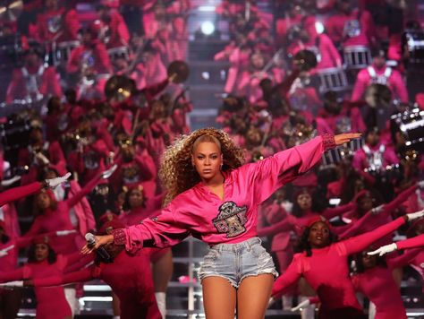 Beyonce Homecoming, Beyonce Images, Beyonce Photoshoot, Beyonce Performance, Beyonce Coachella, Beyonce Photos, Queen Bee Beyonce, Concert Stage Design, Dance Aesthetic