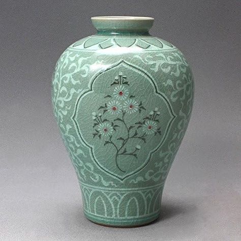 Exquisite inlaid designs, voluminous form Elegantly-curved lines and mysterious color Size: 4.7"W x 4.3"D x 7.1"H (12 x 11 x 18cm) Diamond Windows, Korean Celadon, Chrysanthemum Design, Korean Pottery, Pottery Home Decor, Celadon Ceramics, Celadon Glaze, Pottery Store, Inlay Design