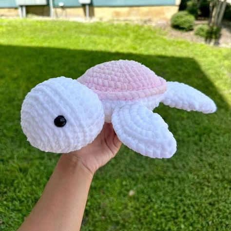 Amigurumi pattern Turtle Crochet Pattern Free, Turtle Plushie, Crochet Turtle Pattern, Crochet Plushies, Easy Crochet Animals, Crochet Animal Amigurumi, Easter Crochet Patterns, Crochet Bag Pattern Free, Crochet Turtle