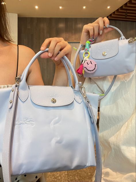 We all like the new products of the longchamp bag. I bought the same bag and carried each other.We transformed the bag together and we could carry it up Pink Carry On Bag, Pink Longchamp Bag, Longchamp Pouch, Blue Bag Outfit, 2024 Wishes, Bag Wishlist, Longchamp Purse, Luxury Things, Longchamp Bag