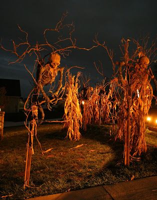 Awesome Outdoor Halloween Decorations, Halloween Decorations On A Budget, Haunted Farm, Grim Hollow, Diy Outdoor Halloween Decorations, Farm Halloween, Haunted Corn Maze, Voodoo Halloween, Easy Outdoor Halloween Decorations