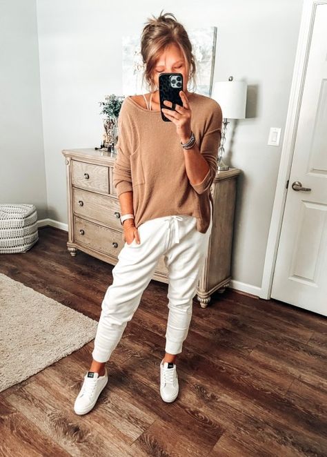 White Joggers Outfit Winter, Twill Joggers Woman Outfit, Comfy Joggers Outfits, Cute Jogger Outfits Winter, Joggers Outfit Women Winter, Joggers Outfit Fall, White Joggers Outfit, Thanksgiving Dresses, Joggers Outfit Women