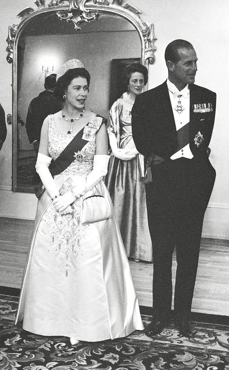 1964. Canada. Queen Elizabeth and Prince Philip in Canada. She wears a satin dress in white, which she pairs with matching pumps. Young Queen Elizabeth, Rainha Elizabeth Ii, Reine Elizabeth Ii, Hm The Queen, Reine Elizabeth, Elisabeth Ii, British Royal Families, 1960s Dress, Royal Queen