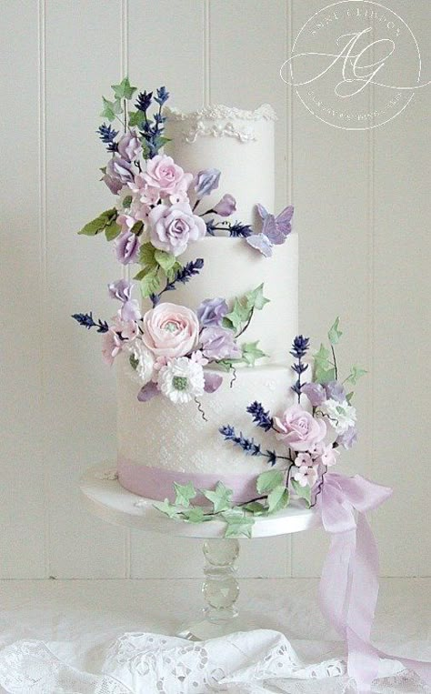 Wedding Cakes Lilac, Super Torte, Lavender Wedding Cake, Purple Wedding Cake, Purple Wedding Cakes, Dream Wedding Cake, Floral Wedding Cakes, Chocolate Wedding Cake, Magic Cake