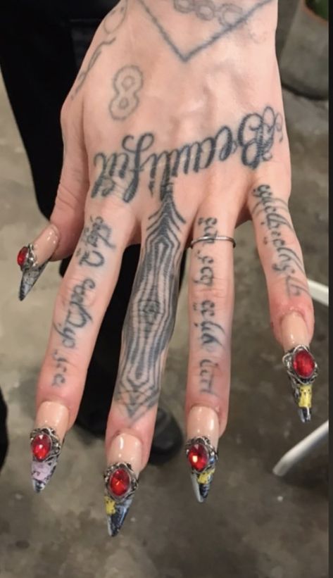 Credits to @rpaumc on Instagram Italy Nails, Tattoo New, Hand Tats, Finger Tattoo, Dope Tattoos, Mini Tattoos, Finger Tattoos, Get A Tattoo, Body Mods