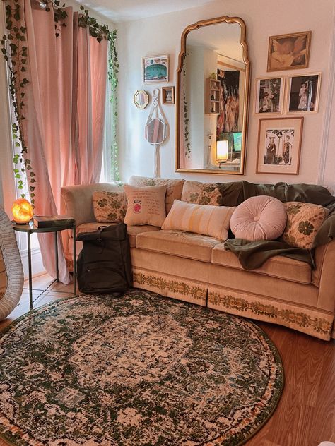 Florence Welch Home Decor, Cottagecore Aesthetic House Decor, Apartment Living Room Cottagecore, French Cottagecore Bedroom, Studio Apartment Cottagecore, Cottagecore Apartment Decor Living Room, Boho Cottagecore Aesthetic, Grandmas Living Room Aesthetic, Granny Core House