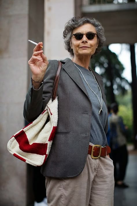 Linda V Wright, Mode Over 50, Dress Like A Parisian, The Sartorialist, Paris Dresses, Ageless Style, Advanced Style, Old Woman, Aging Gracefully