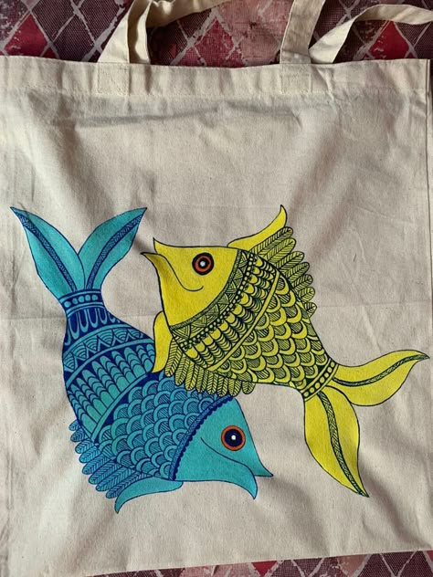 Madhubani painting on tote bag Gond Painting On Fabric, Kalamkari Painting On Fabric, Madhubani Fabric Painting, Madhubani Painting On Fabric, Worli Painting On Fabric, Fish Madhubani Painting, Madhubani Paintings Peacock, Painting Madhubani, Blouse Painting