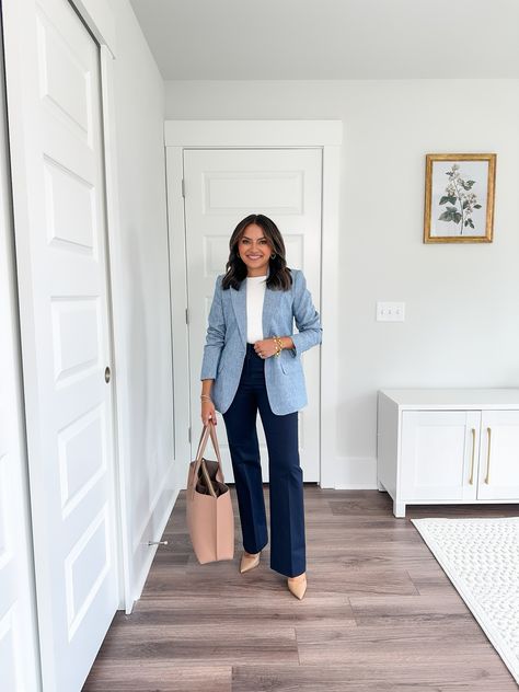 summer workwear / summer office outfit / blazer / tailored pants / tote bag / work tote / corporate outfit / work outfit Workwear Summer, Business Professional Women, Corporate Outfit, Summer Workwear, Summer Office Outfits, Outfit Blazer, Outfit Work, Summer Office, Corporate Outfits