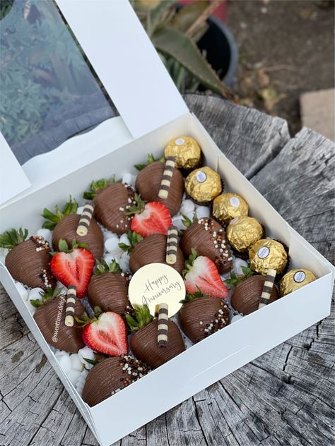 Chocolate Covered Strawberries For Men Birthday, Men Chocolate Covered Strawberries, Thank You Strawberries, Happy Anniversary Chocolate Strawberries, Anniversary Treat Box Ideas, Happy Anniversary Strawberries, Chocolate Strawberries For Him, Chocolate Strawberry Box Ideas, Anniversary Chocolate Strawberries