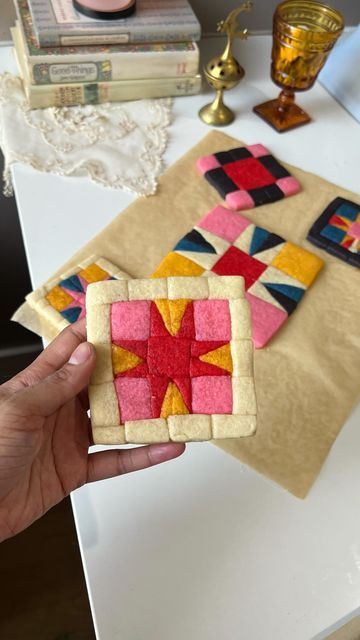 Lauren Dozier on Instagram: "This Appalachian girlie never learned to quilt, but I did teach myself to make quilted sugar cookies inspired by one of the loveliest art forms. I tried a different, easier technique for these and I’m so pleased with how they turned out. 🧶 #cottagecore #craftingideas #christmascookies #bakersofinstagram #appalachianmountains #baking" Quilt Cookies, Cute Desserts, Cookie Designs, Sweet Snacks, Pretty Food, Christmas Baking, Let Them Eat Cake, No Bake Desserts, Cute Food