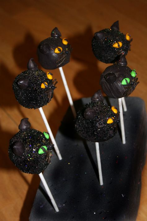 Halloween Cat Cake Pops, Black Cat Cake Pops, Cat Cake Pops, Black Cat Cupcakes, Cat Cakes, Creepy Food, Halloween Cake Pops, Halloween Food Desserts, Cat Cupcakes