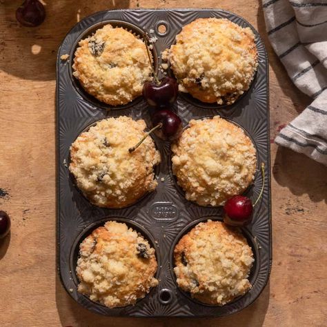 Easy Dried Cherry Muffins with Streusel Topping Dried Cherry Muffins, Sour Cream Banana Muffins, Muffins With Streusel Topping, Moist Banana Muffins, Chocolate Chip Biscuits, Southern Buttermilk Biscuits, Cherry Muffins, Southern Breakfast, Cranberry Muffins