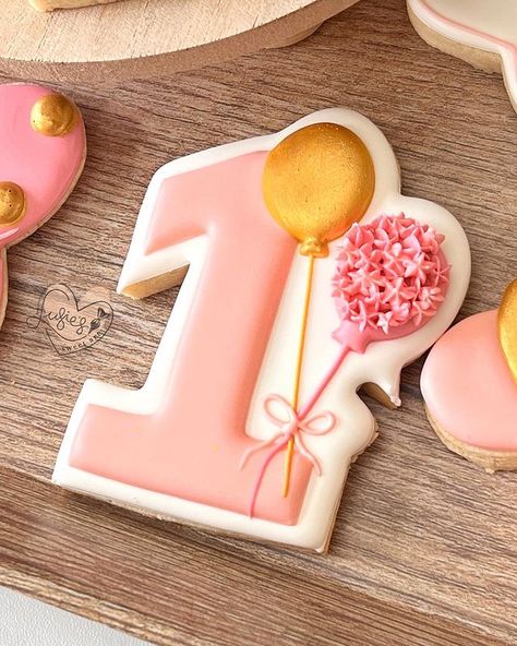 Lusie Kinn (@lusiesweetart) • Instagram photos and videos Cookie Techniques, Cookies Decoradas, Fancy Cookies, Game Concept Art, Milestone Birthday, Birthday Cookies, Milestone Birthdays, Decorated Cookies, Sugar Cookies Decorated