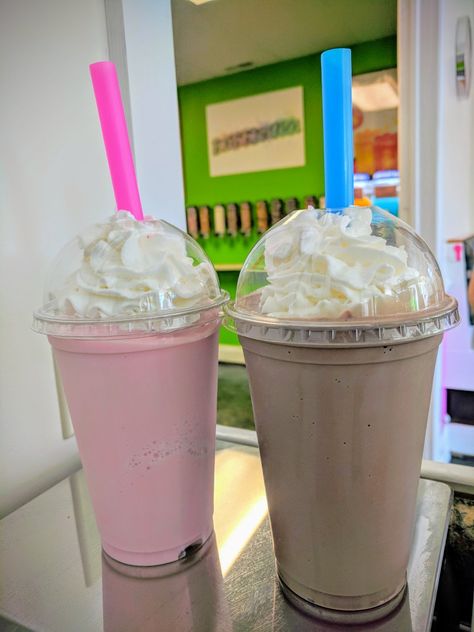 Frozen yogurt shakes! Strawberry and chocolate shakes Milk Shakes Aesthetic, Yogurt Milkshake, Markdag Idees, Strawberry Chocolate Milkshake, Chocolate Shakes, Strawberry Milkshake Aesthetic, Sanrio Cafe, Milkshake Aesthetic Korean, Yogurt Shake