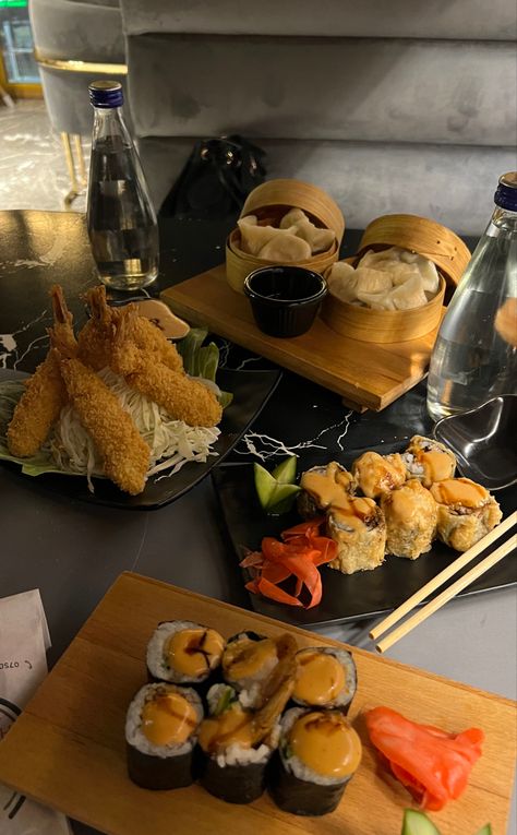 Sushi aesthetic shrimo tempura chicken dumplings Dinner Sushi, Sushi Date, Shrimp Tempura, Tempura, What To Cook, Pretty Food, Dumplings