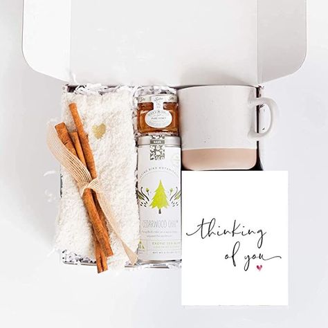 ♥ Unbox Happiness: Send a hug in a box with this warm + cozy themed care package. This makes the perfect birthday gift, pick me up gift, or just to show someone you are thinking of them! Each box is hand-packed with love in Denver, CO. Couple Gifts For Both, Tea Lovers Gift Basket, Neutral Mugs, Holiday Care Package, Couple Gifts For Him, Fall Care Package, Gift Baskets Christmas, Gift Ideas For Girlfriends, Diy Care Package