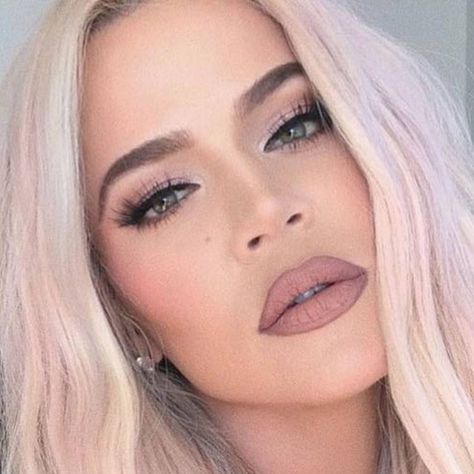 Khloe Kardashian Makeup, Airbrushed Makeup, Retro Ponytail, Peachy Eyeshadow, Khloe Kardashian Style, Kardashian Makeup, Kloe Kardashian, Nude Lip Gloss, Birthday Makeup