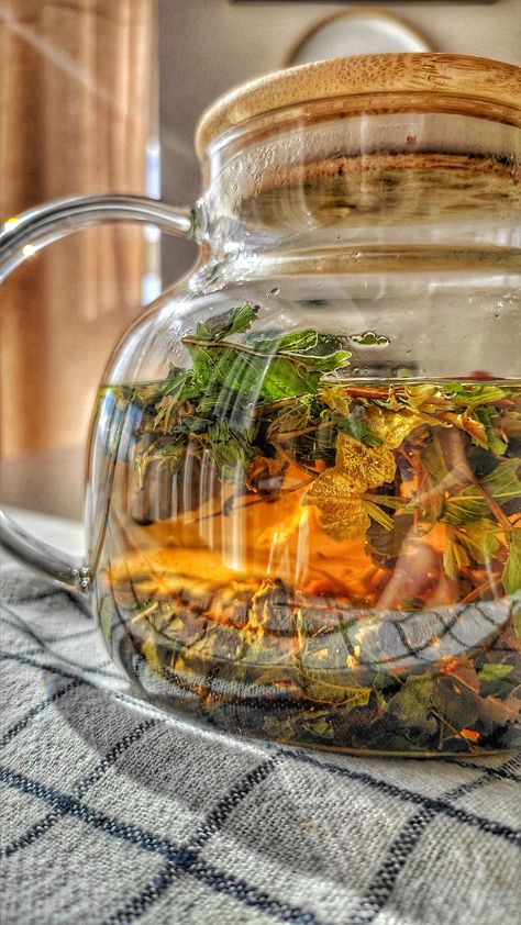 Organic Food Photography, Tea For Colds, Herbal Tea Benefits, Environmentally Friendly Living, Cooking Photos, Healing Tea, Herbal Tea Blends, Tea Benefits, Herbs For Health