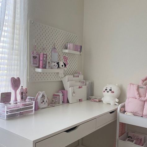 Kpop Vanity, Pink Acubi Room, Kpop Desk Aesthetic, Room Inspo Kpop, Desk Inspo Aesthetic, Sanrio Desk, Room Inspiration Aesthetic, Kpop Desk, Desk Aesthetic